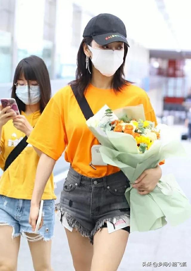 宣璐橘色T恤搭配牛仔短裤现身机场获粉丝献花