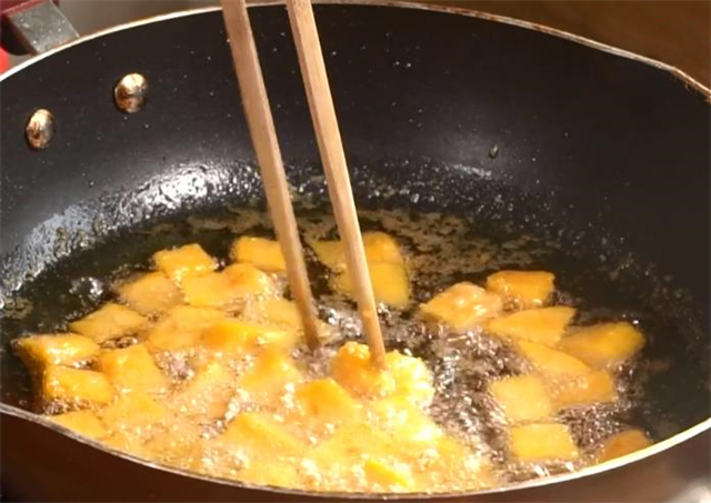 拔丝红薯的正宗做法，大厨教你怎样挂糊、熬糖的诀窍，一看就会