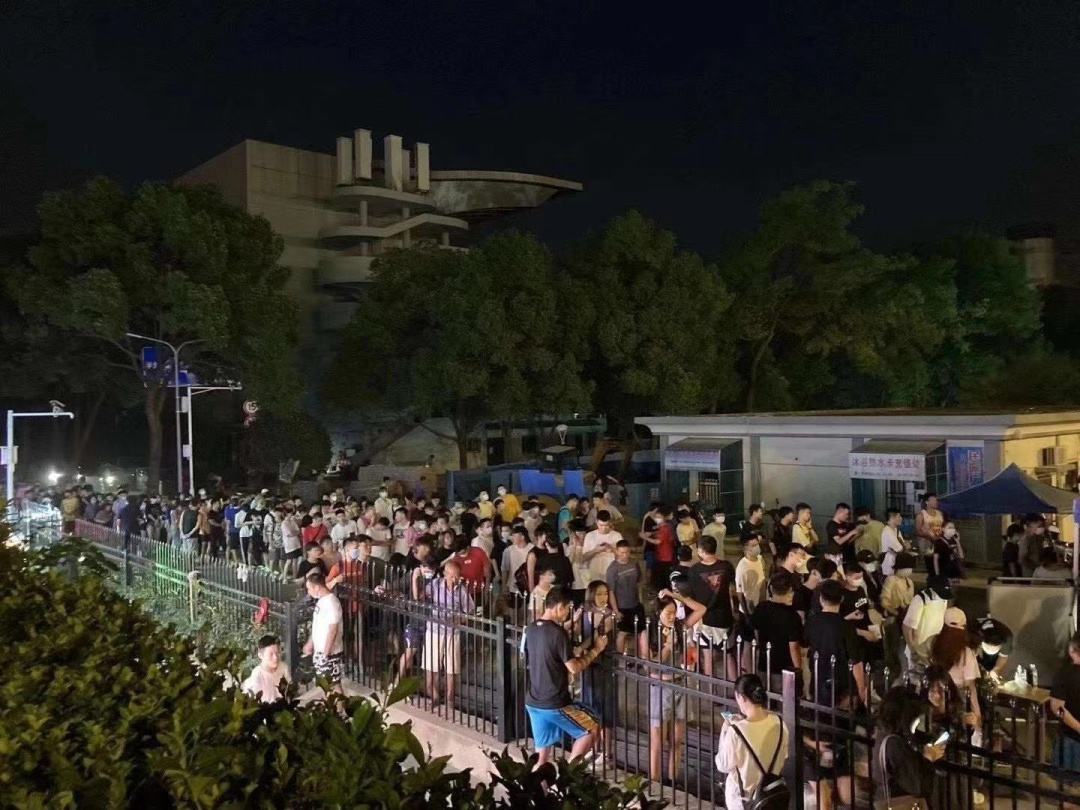 大学生假期封校，学校食堂“幸灾乐祸”，打出一行标语挑衅满满