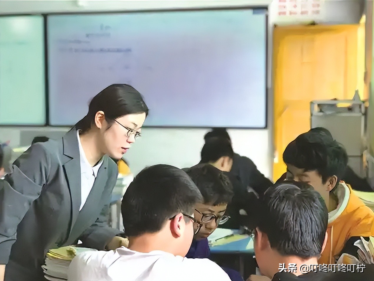 四川大学生将“作业”卖给老师，台下笑成一片，网友：赚学费不亏