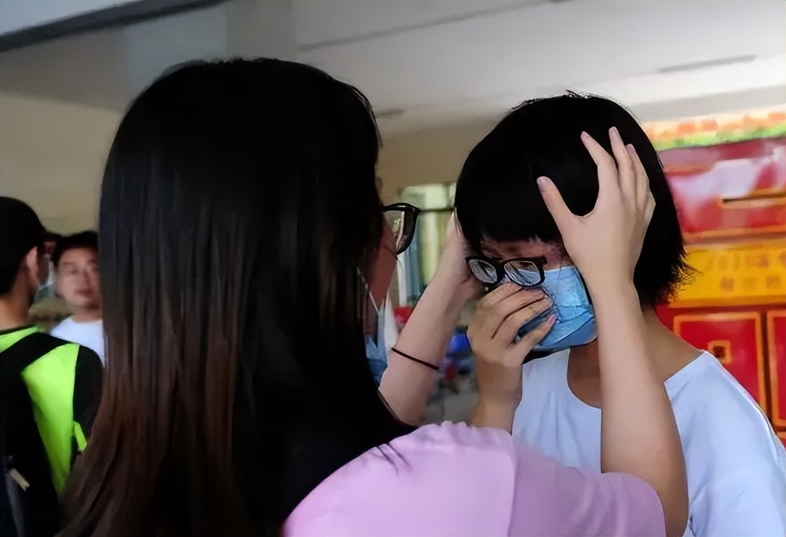 云南16岁女生在宿舍内分娩，家长老师均不知情，线索指向同学父亲