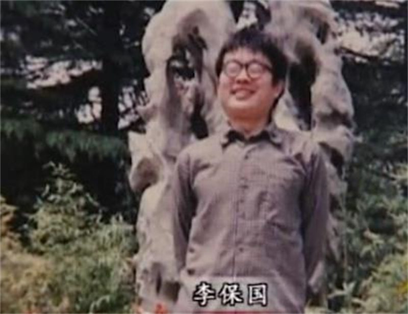 2002年女儿喊陌生男子爸爸，父亲接到男子电话：我看看咱俩有多像