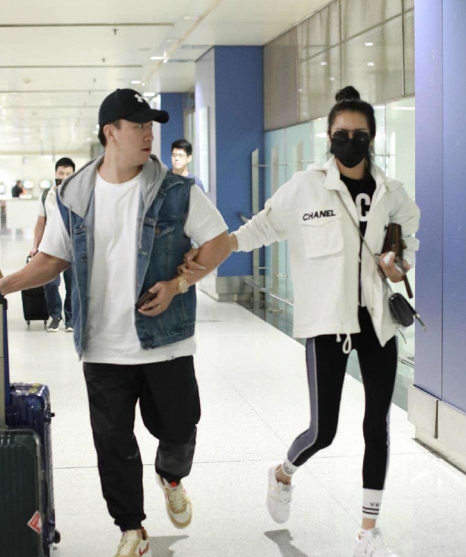 为嫁入豪门，贾青每次都爱得卑微，王思聪却让她豪门梦碎事业停摆