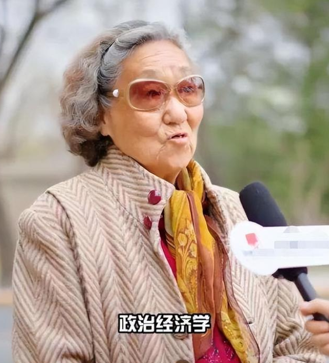 “一个月工资一年也花不完”，91岁北大教授自曝退休金，网友酸了