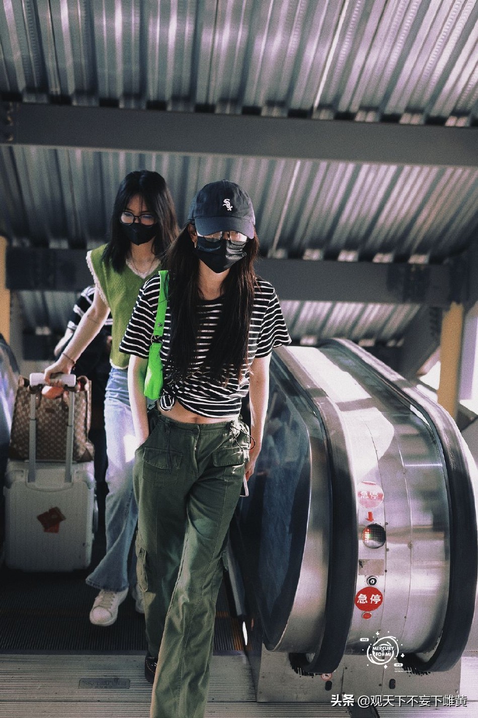 观天下 | 杨幂·戴黑框眼镜现身机场