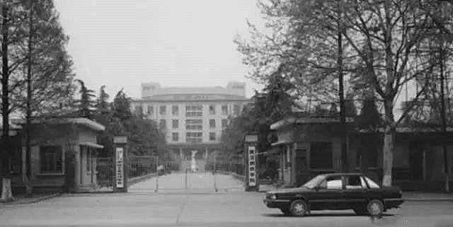 老师给小伙20元学费，40年后他发现恩师贷款买房：把买房费用全免