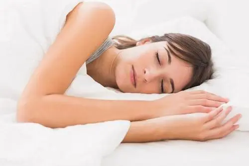 左侧睡伤心、右侧睡伤肝、仰着睡还呼吸不畅？到底怎么睡最好？