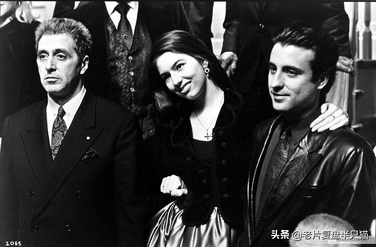 不禁风的安托贝洛,他操控乔伊杀死了一干大佬,当然也想将麦克一网打尽