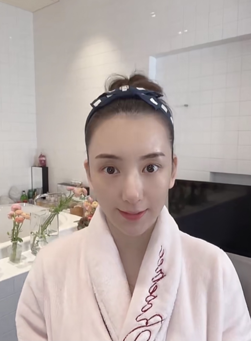 看看方媛早晨洗脸的行头，4万6的项链，7600的睡衣，尽显幸福点滴