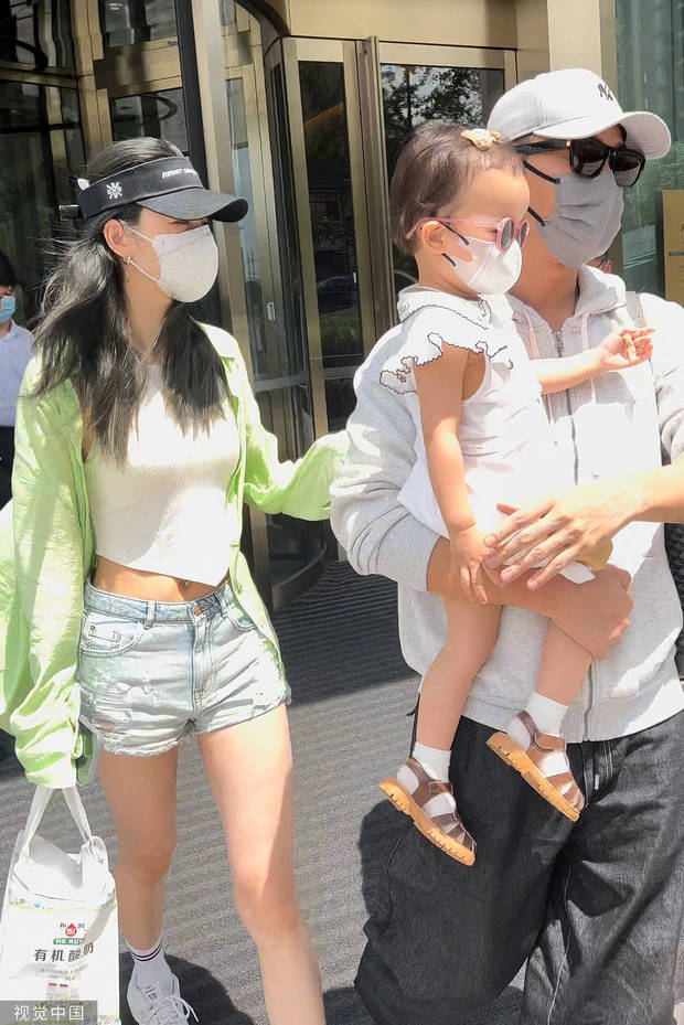 林峯抱女儿格格录制《披哥2》妻子张馨月陪伴左右