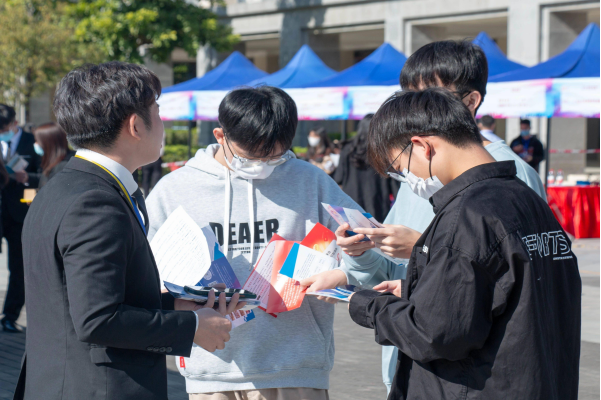 男生刻苦“专升本”反被室友吐槽，你做梦考清华，别耽误我睡觉