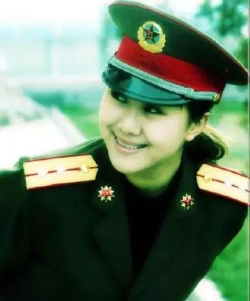 付丽：14岁参军，25岁辞职，26岁出专辑，30岁死于快递之手，为何