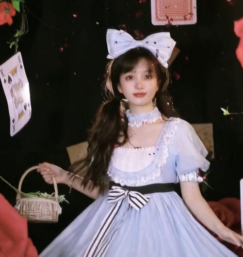 南京一高校女寝团队，制作“寝室大片”火了，网友：果然是大制作