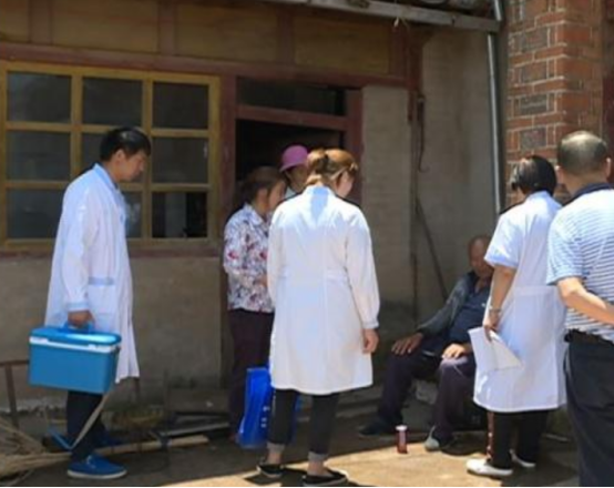 湖南小伙大二退学创业，22岁成千万富翁，23岁为她在海南卖水果