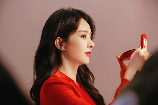 赵丽颖闷声干大事！穿中国红西装霸气侧漏，拿下代言就硬气不少