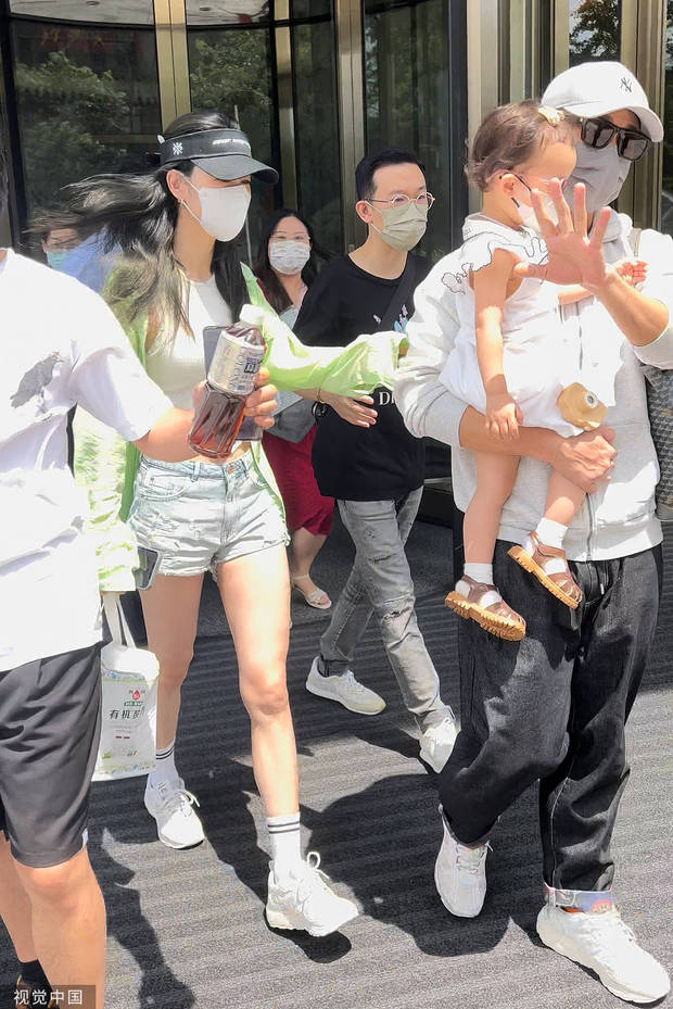 林峯抱女儿格格录制《披哥2》妻子张馨月陪伴左右