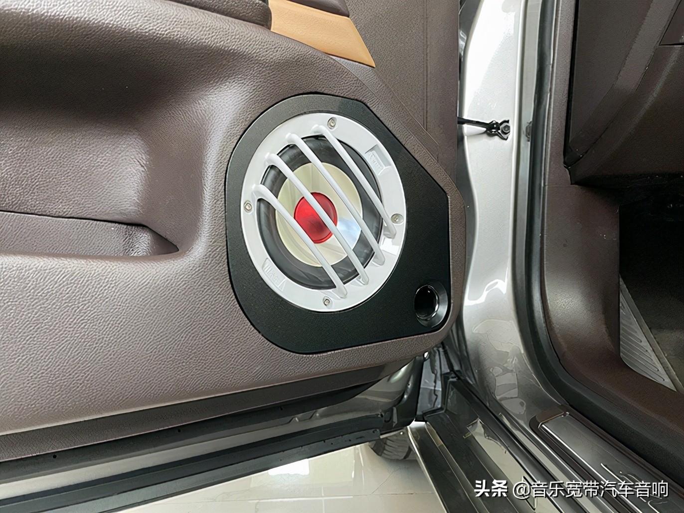 造价20多万汽车音响改装 广州雷克萨斯es改装必伟音响红心喇叭