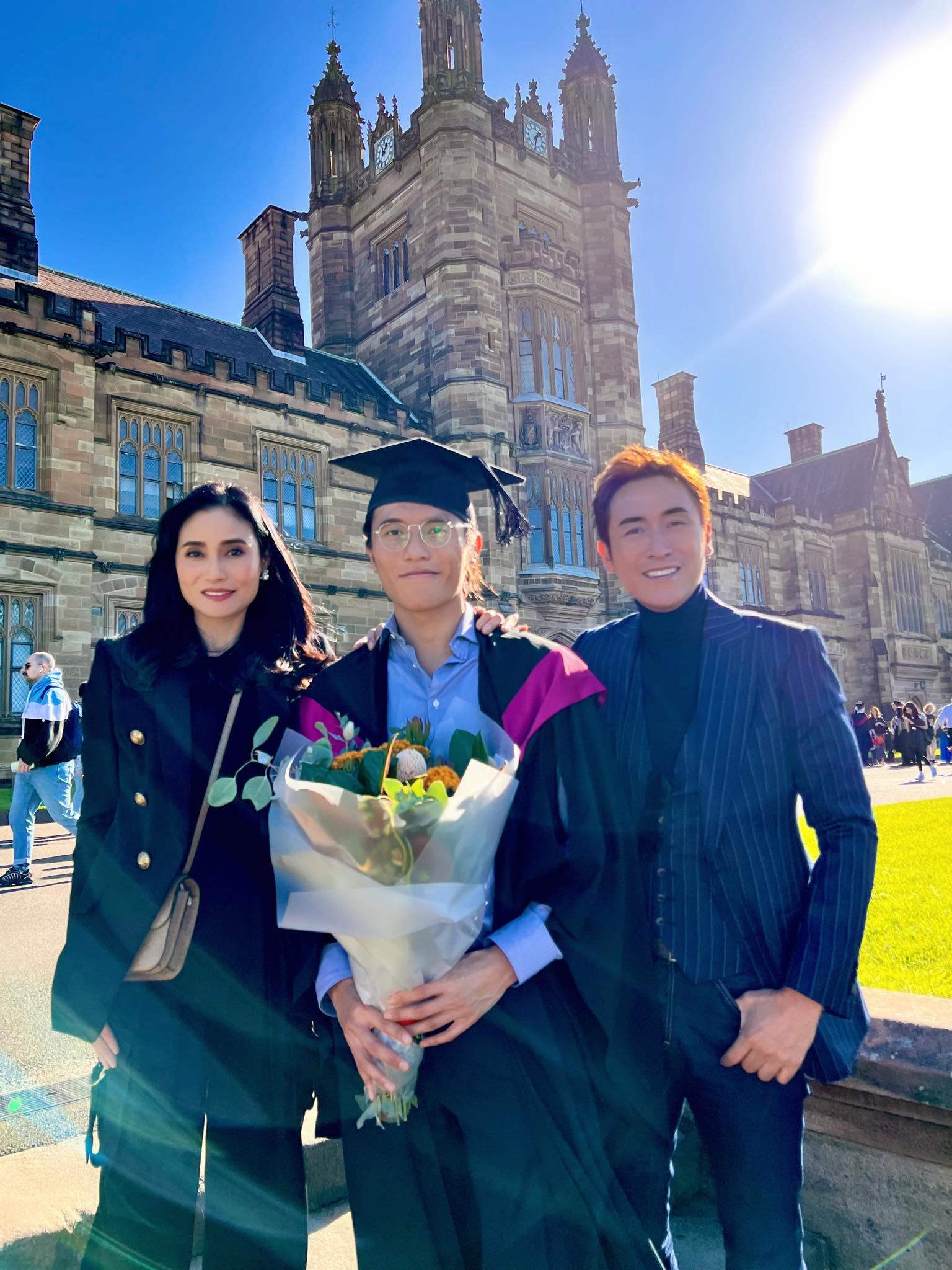 马德钟夫妇见证儿子毕业安慰又感动