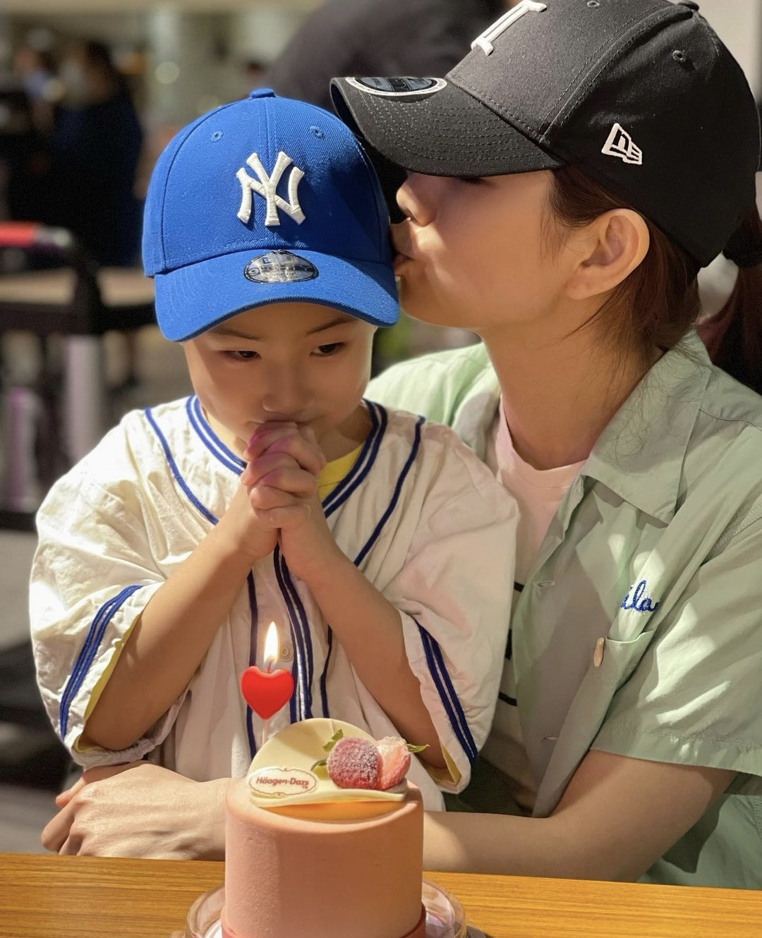 Ella为儿子庆祝5岁生日，亲吻孩子母爱爆棚，劲宝比心画风喜感