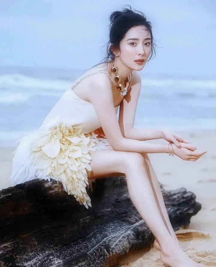 实时丨杨幂《花儿》首播镜头少上热搜；《奔跑吧》四网卫视第一