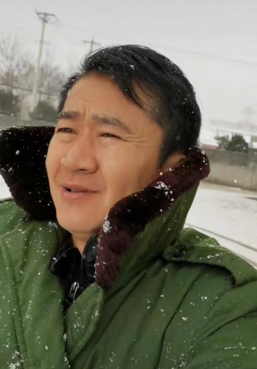 戏骨李嘉明雪地思念亡父母，感叹没了他们活着为啥，表情触动人心
