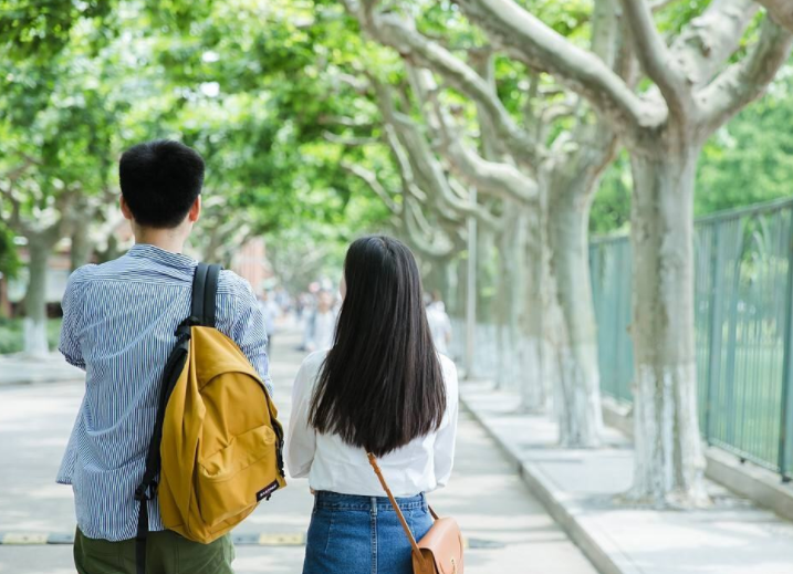 大学和男朋友在校园（大学女生放假带男友回家）