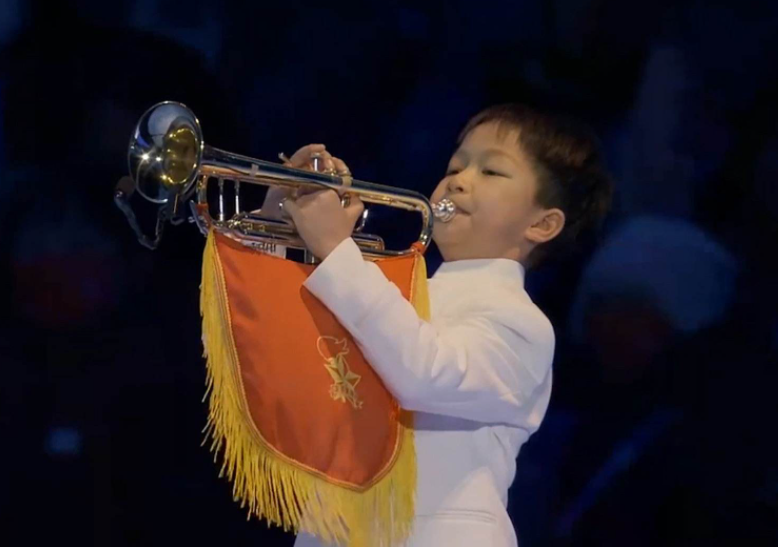 冬奥会的“小号手”走红，就读普小被张艺谋相中，家庭背景不一般