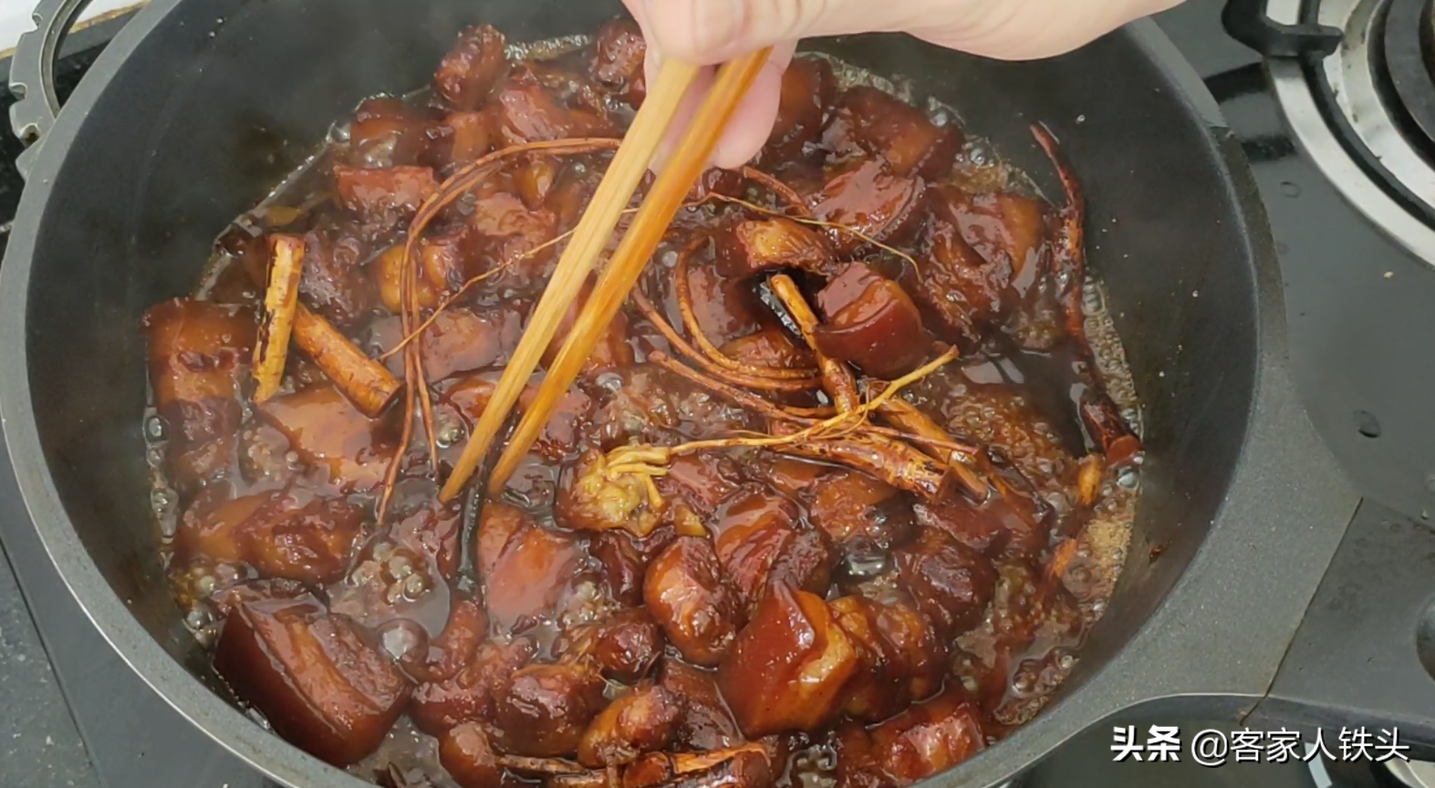 16块2斤五花肉，加1把树根，教你客家独特做法，一开盖香飘满屋