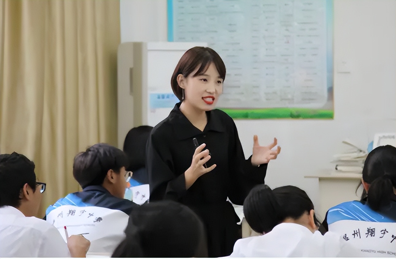 复旦教授“上课吸烟”，学术专业性被网友质疑，但每节课座无虚席