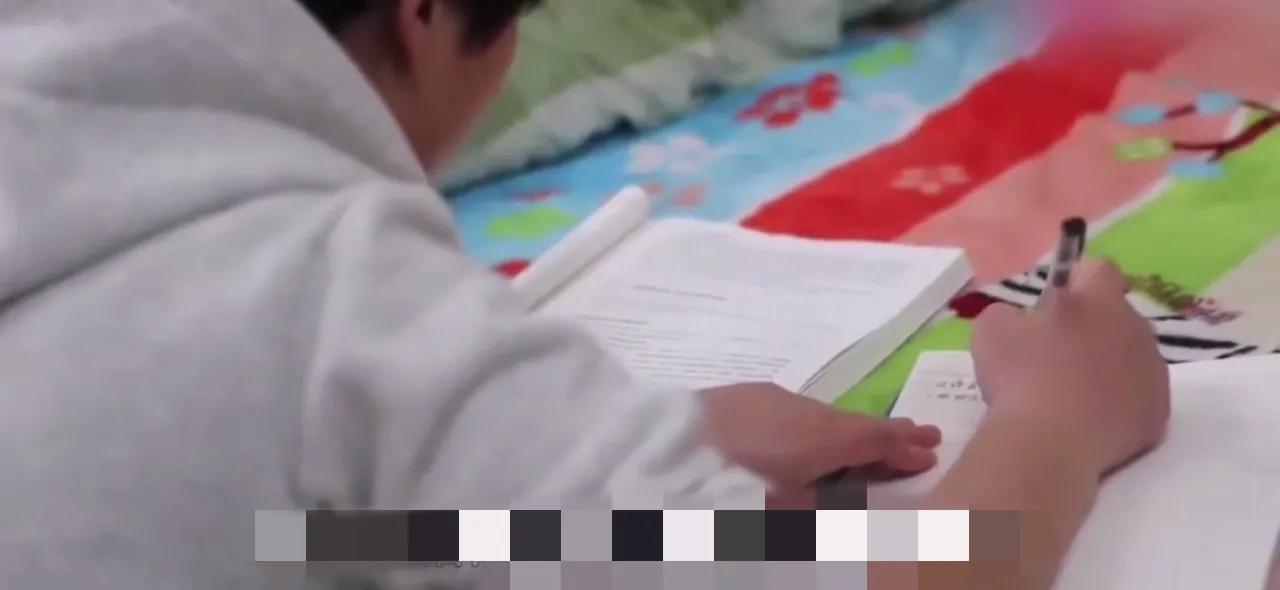 白发女大学生带母上学，心怀感恩，笑对人生