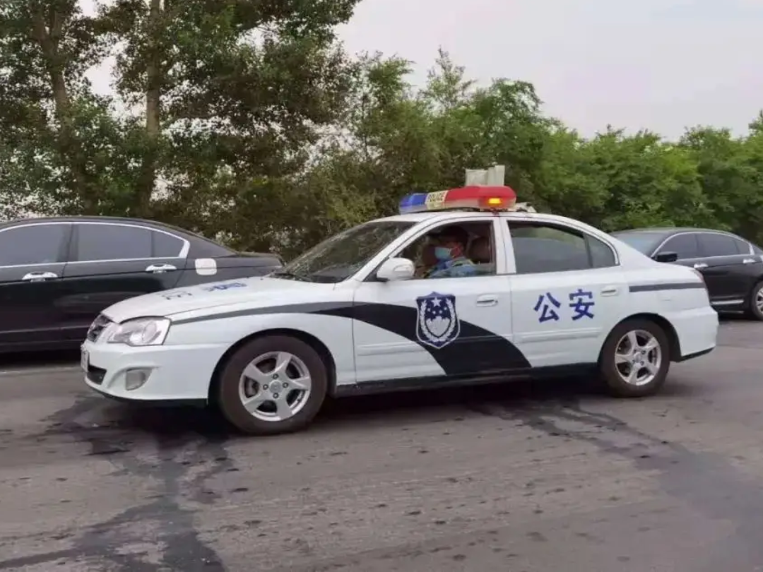 都是警車,有的是