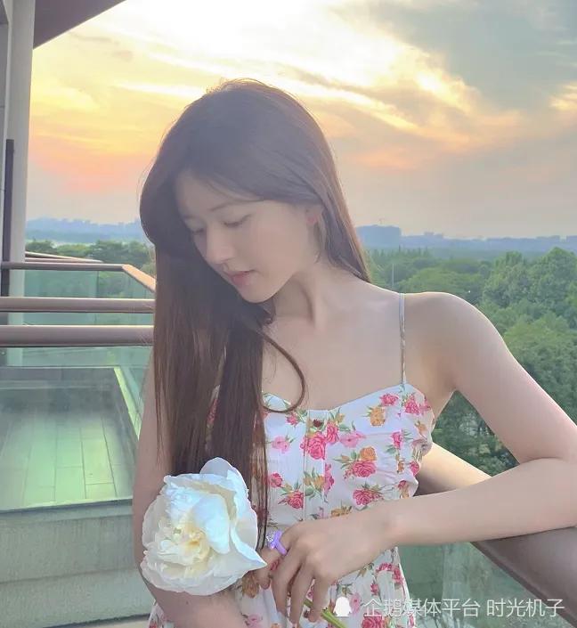 赵露思和宋妍霏撞衫，同一件碎花裙谁更美？