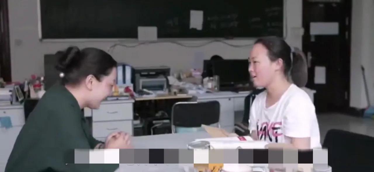 白发女大学生带母上学，心怀感恩，笑对人生