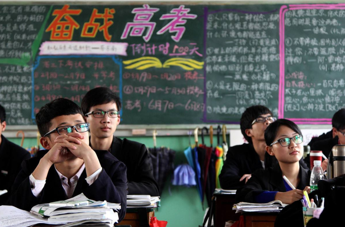 女生在“夜店”做高考题，引评论区群嘲：你是以大专为目标吗？