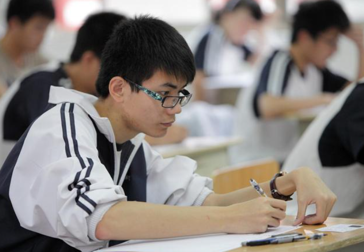 将来想考公务员，推荐报考这两大专业，上岸几率大，很占便宜