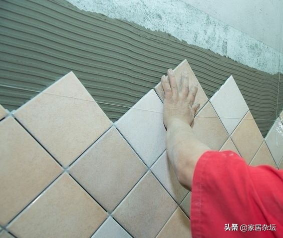 家里装修贴墙砖，担心瓷砖脱落，方法很重要，这3步要做对