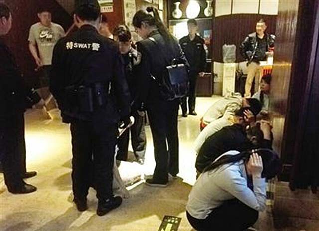 2016年郑州红馆覆灭：300警力扫荡40分钟，男男女女装满6辆大巴