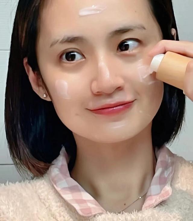 粉底液上妝小技巧：干皮不卡粉，油皮更持妝，值得收藏