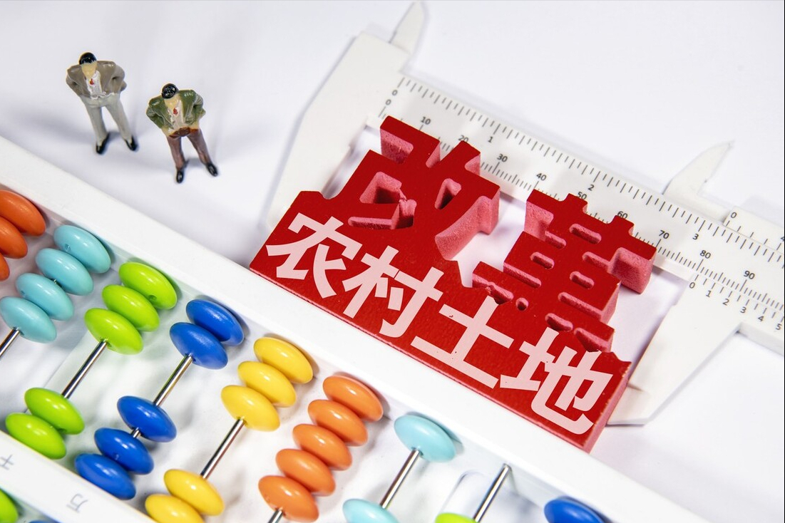 征收耕地过程中，土地承包、经营权人之间怎样分配补偿利益？