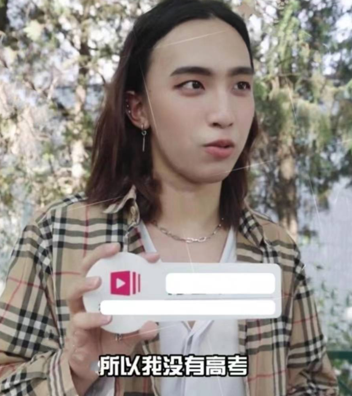 男大学生接受采访，长发造型惹争议，但举止间却堪称“人间清醒”