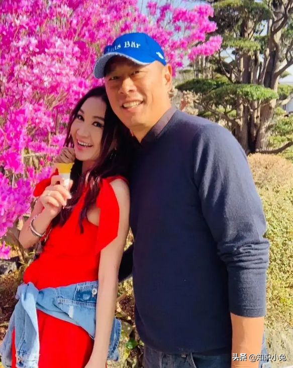 “不老女神”温碧霞与养子出游，12岁养子高大壮硕，被指太亲密