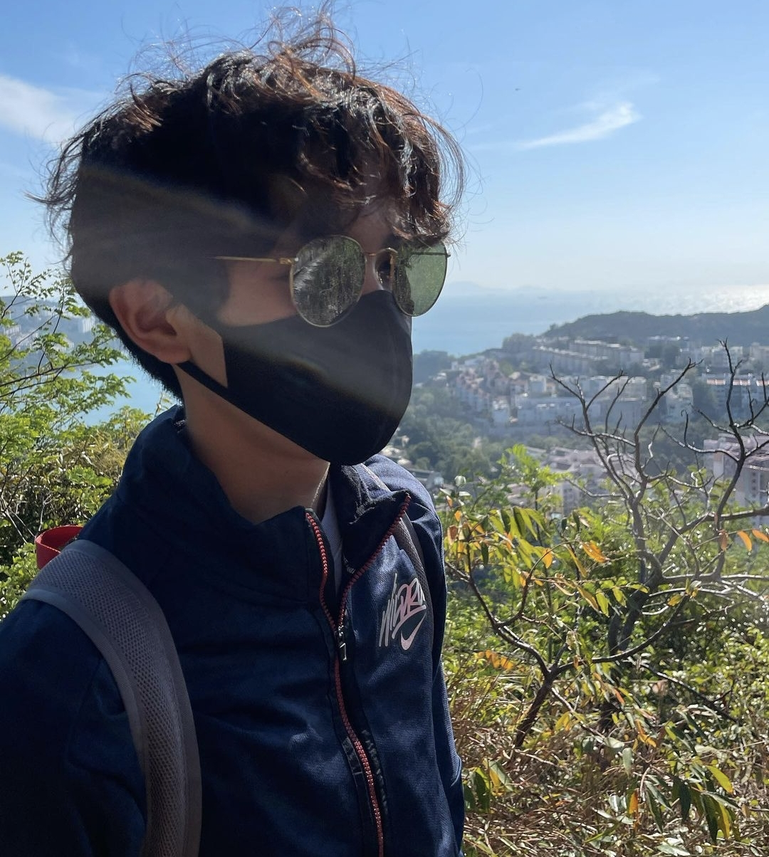 袁咏仪儿子晒登山照，15岁魔童戴墨镜超帅气，彰显张智霖优秀基因