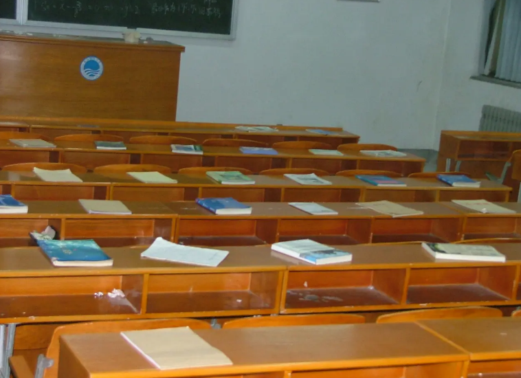 兵马未动粮草先行？一组高校教室实拍图走红，反被嘲“吃相”难看