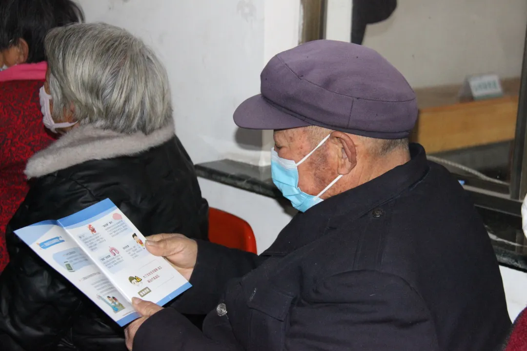 【志愿服务关爱行动】义诊入村送医药，百姓都把赞来点