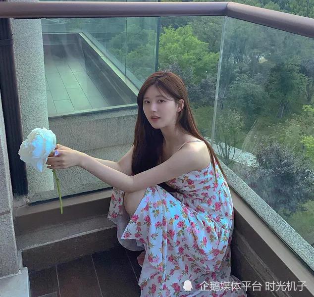 赵露思和宋妍霏撞衫，同一件碎花裙谁更美？