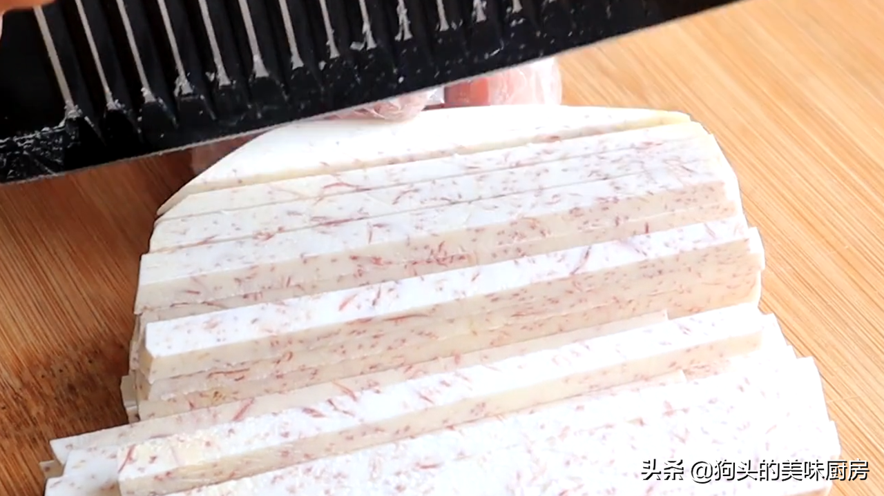 吃芋头的季节，我家经常这样做，咸香软糯做法简单，一大盘都吃光