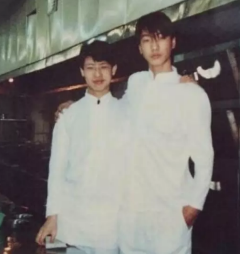 张亮：16岁辍学打工补贴病重父亲，31岁走红后到现在“无处可寻”