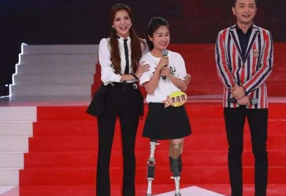 安徽女子舍命救夫，失去双腿后被丈夫抛弃，她如今怎样了？