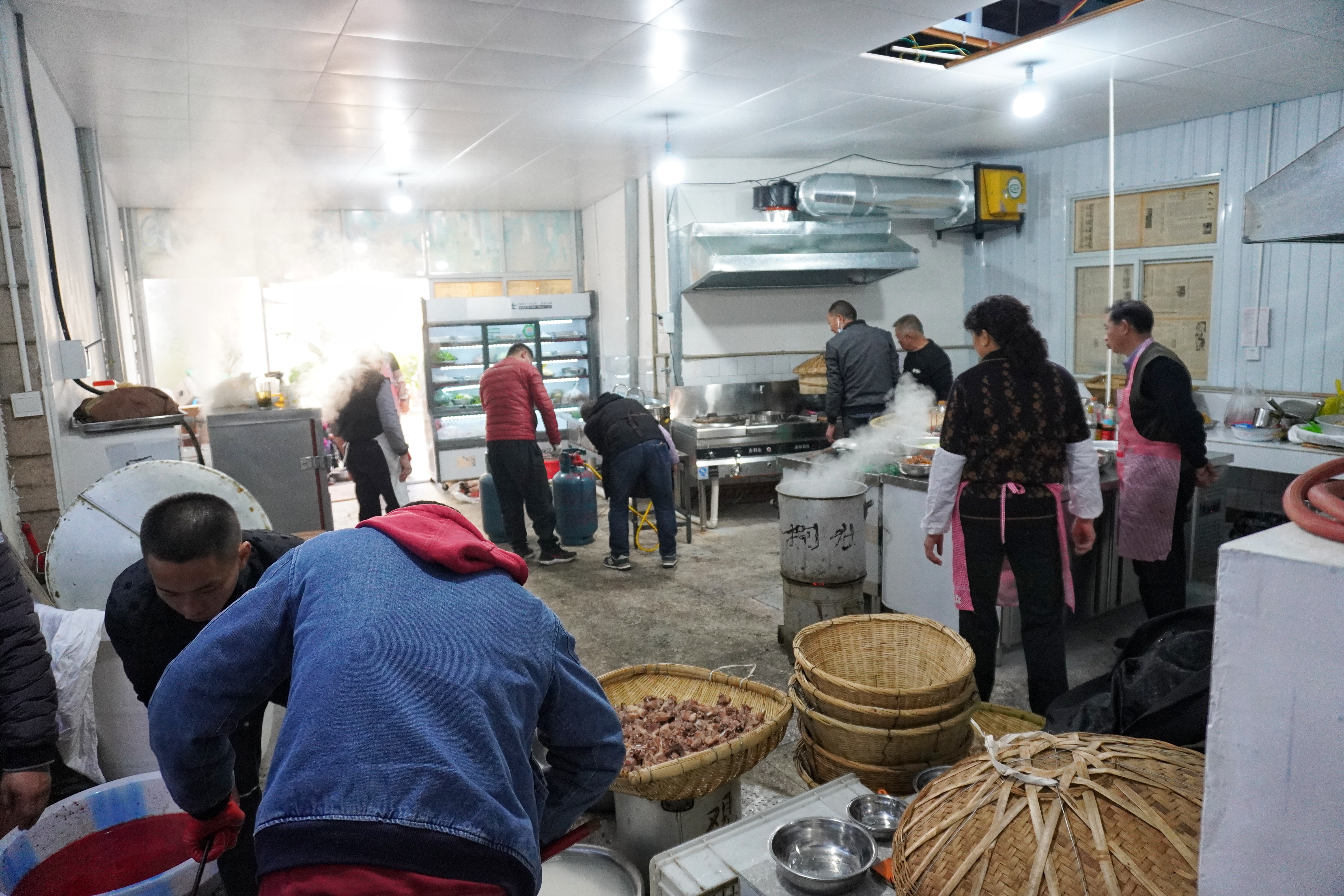 有40年经验的昆明乡村大厨，还原老昆明传统年味猪八碗，道道经典