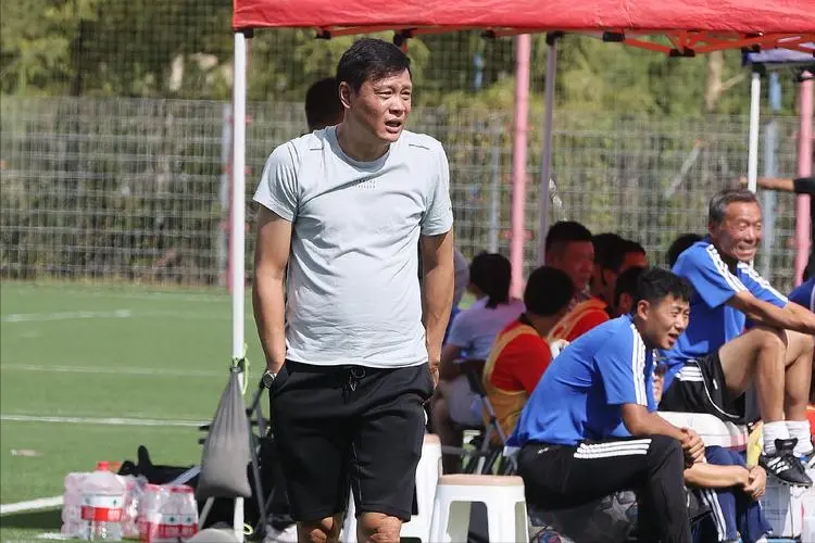 范志毅三婚娶小17岁妻子，两女儿都是外国籍，曾爆粗口回击网友